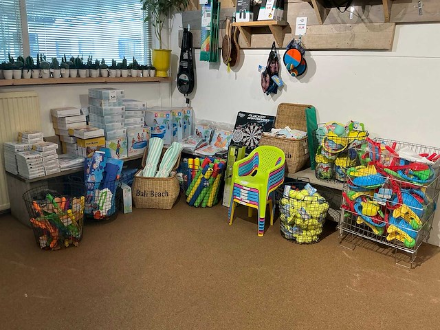 Divers buitenspeelgoed - afbeelding 1 van  24