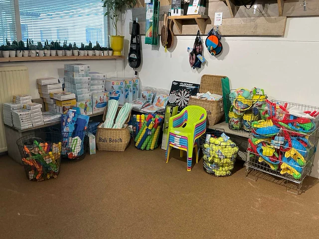 Divers buitenspeelgoed - afbeelding 1 van  24