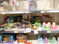 Divers dinosaurus speelgoed op schap w.o. eieren, kralen, schaalmodellen, miniaturen enz.