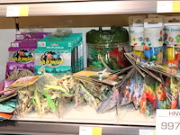 Divers dinosaurus speelgoed op schap w.o. eieren, kralen, schaalmodellen, miniaturen enz. - afbeelding 3 van  3