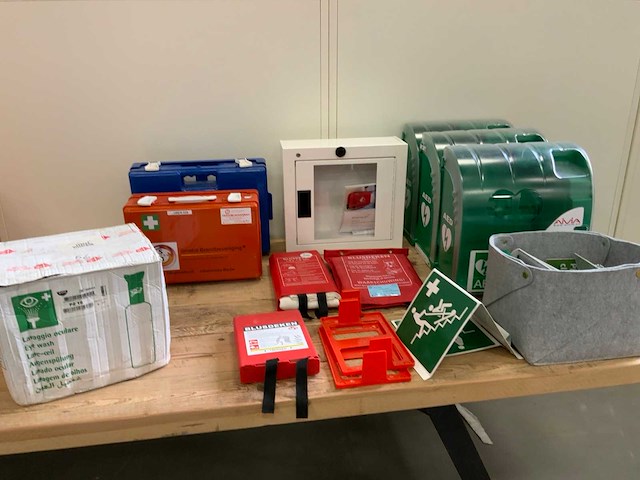 Divers ehbo materiaal - afbeelding 1 van  8