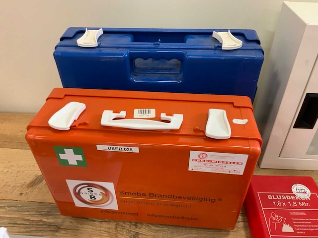 Divers ehbo materiaal - afbeelding 2 van  8