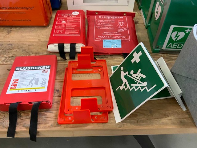 Divers ehbo materiaal - afbeelding 7 van  8