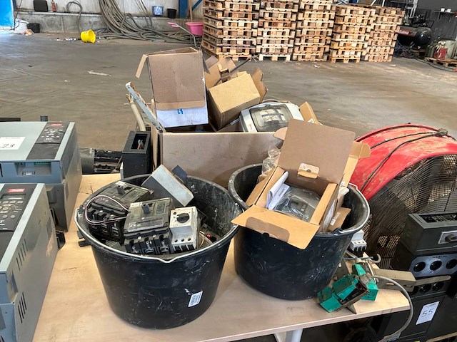 Divers elektramateriaal - afbeelding 1 van  5