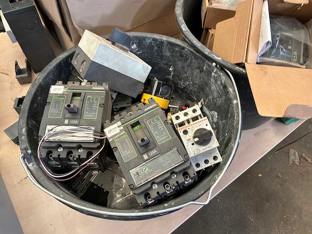 Divers elektramateriaal - afbeelding 2 van  5