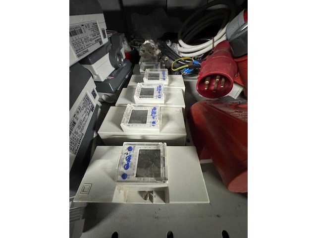 Divers elektrotechnisch installatiemateriaal - afbeelding 7 van  12