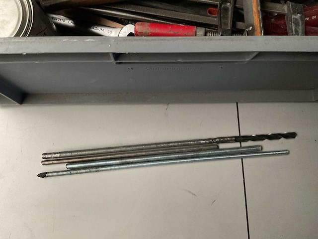 Divers gereedschap, draadeind, overige aannemersmateriaal - afbeelding 2 van  2