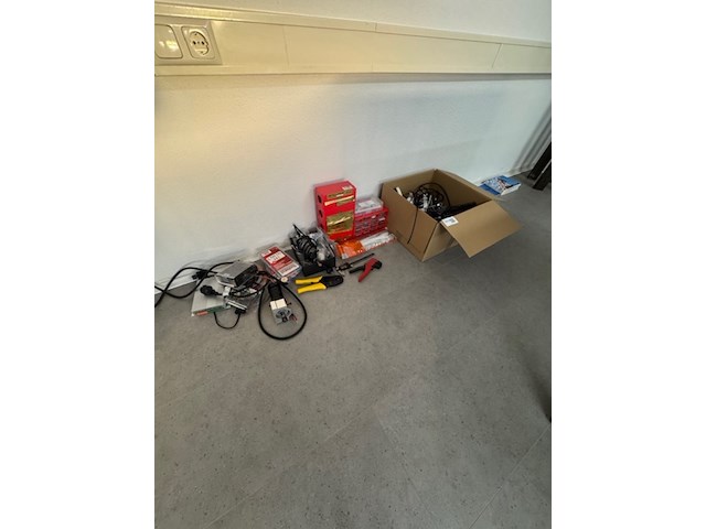 Divers gereedschap en elektrotechnisch materiaal - afbeelding 1 van  7