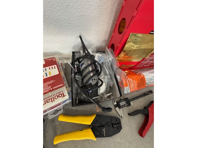 Divers gereedschap en elektrotechnisch materiaal - afbeelding 2 van  7
