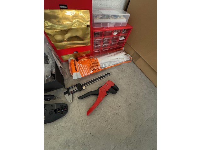 Divers gereedschap en elektrotechnisch materiaal - afbeelding 3 van  7