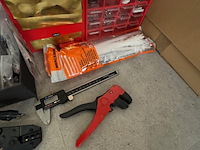Divers gereedschap en elektrotechnisch materiaal - afbeelding 3 van  7