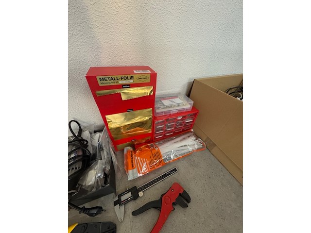 Divers gereedschap en elektrotechnisch materiaal - afbeelding 4 van  7