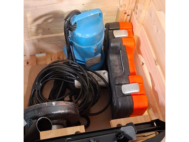Divers gereedschap en verlichting - afbeelding 4 van  9