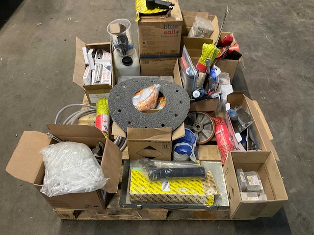 Divers gereedschappen, kitspuiten, fietspomp, maskers, hilti boren, etc. - afbeelding 1 van  10