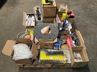 Divers gereedschappen, kitspuiten, fietspomp, maskers, hilti boren, etc. - afbeelding 1 van  10