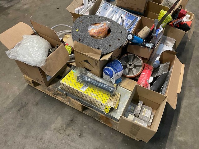 Divers gereedschappen, kitspuiten, fietspomp, maskers, hilti boren, etc. - afbeelding 7 van  10