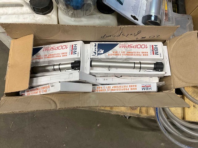 Divers gereedschappen, kitspuiten, fietspomp, maskers, hilti boren, etc. - afbeelding 8 van  10