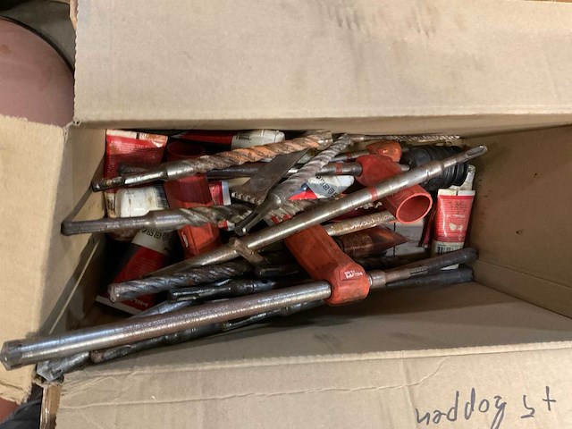 Divers gereedschappen, kitspuiten, fietspomp, maskers, hilti boren, etc. - afbeelding 2 van  10