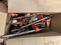 Divers gereedschappen, kitspuiten, fietspomp, maskers, hilti boren, etc. - afbeelding 2 van  10