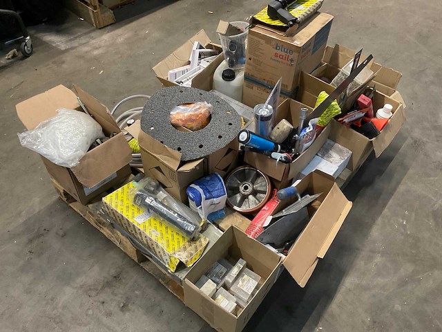 Divers gereedschappen, kitspuiten, fietspomp, maskers, hilti boren, etc. - afbeelding 3 van  10