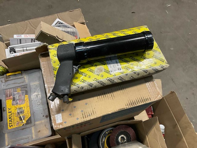 Divers gereedschappen, kitspuiten, fietspomp, maskers, hilti boren, etc. - afbeelding 4 van  10