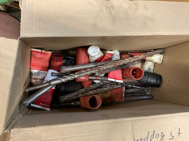 Divers gereedschappen, kitspuiten, fietspomp, maskers, hilti boren, etc. - afbeelding 10 van  10