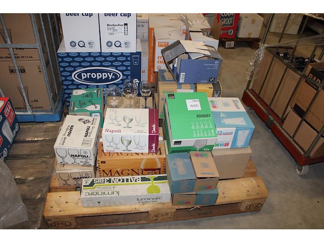 Divers glaswerk op pallet w.o. wijn-, bier-, fris-, cognac- en shotglazen. - afbeelding 1 van  3