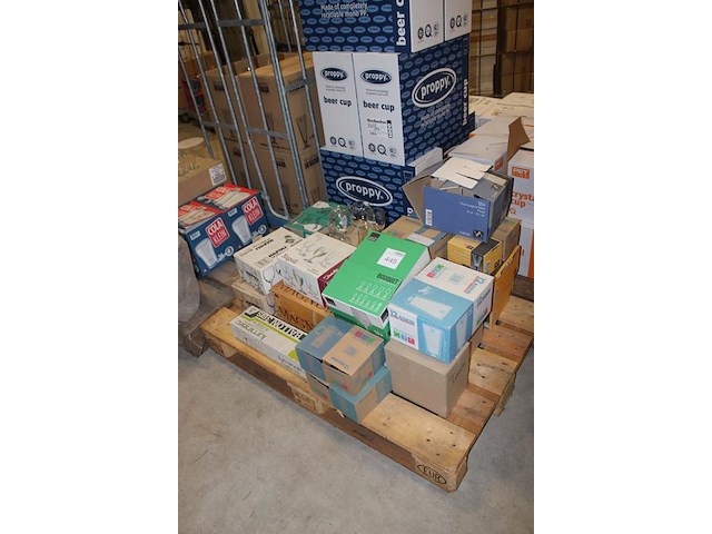 Divers glaswerk op pallet w.o. wijn-, bier-, fris-, cognac- en shotglazen. - afbeelding 2 van  3