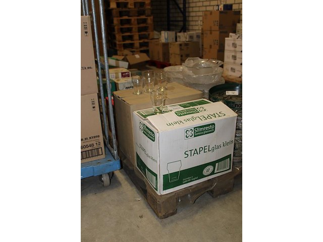 Divers glaswerk w.o. stapel- en frisdrankglazen in 4 dozen. - afbeelding 2 van  3