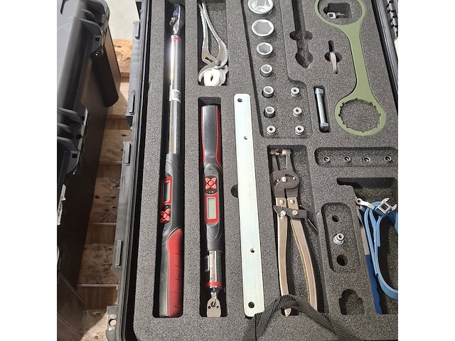 Divers handgereedschap in 2x transportkoffer, o.a track wrench - afbeelding 2 van  15