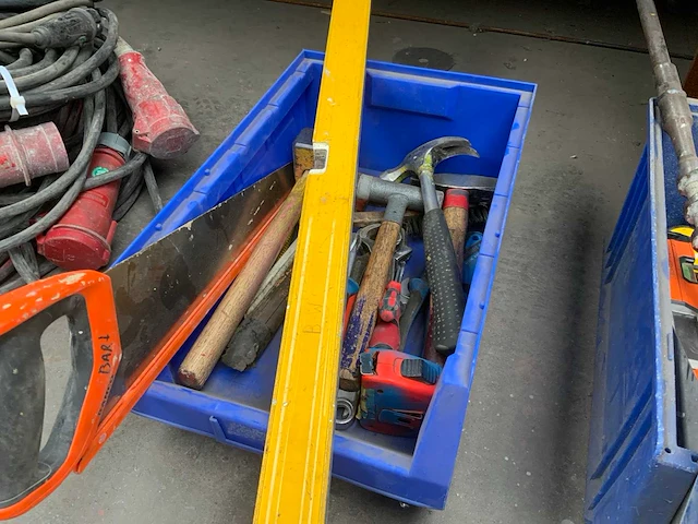 Divers handgereedschap in bak (4x) - afbeelding 12 van  14