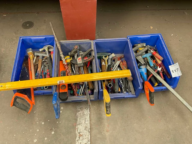 Divers handgereedschap in bak (4x) - afbeelding 1 van  14