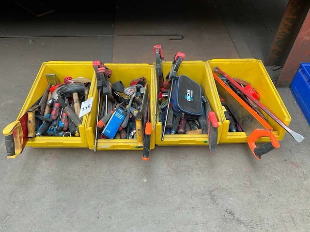 Divers handgereedschap in bak (4x) - afbeelding 1 van  13