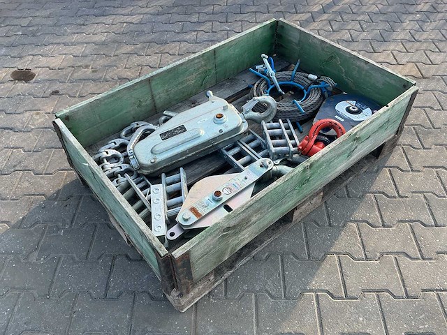 Divers hijs- en heftechniek materiaal - afbeelding 1 van  5