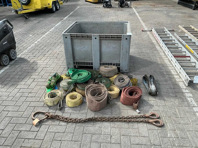 Divers hijs en hefmateriaal - afbeelding 1 van  5