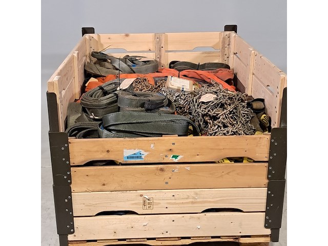 Divers hijsmateriaal en sneeuwkettingen - afbeelding 1 van  8