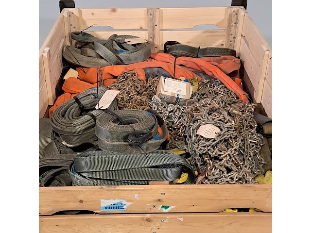 Divers hijsmateriaal en sneeuwkettingen - afbeelding 2 van  8