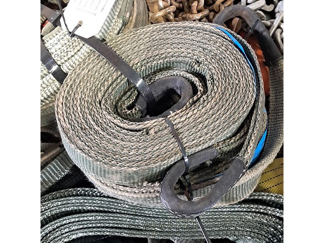 Divers hijsmateriaal en sneeuwkettingen - afbeelding 3 van  8