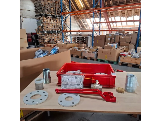 Divers industrieel installatiemateriaal - afbeelding 1 van  8
