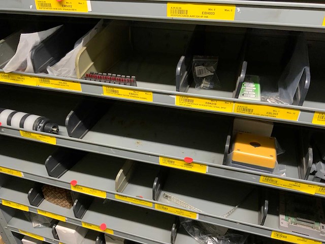 Divers installatiemateriaal in 5 vakkenkasten - afbeelding 3 van  22