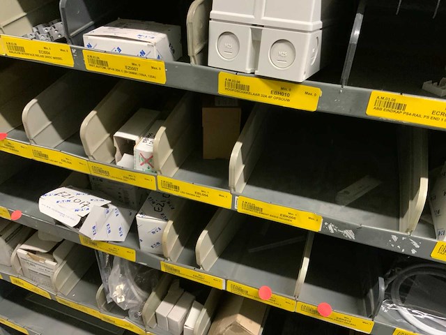 Divers installatiemateriaal in 5 vakkenkasten - afbeelding 8 van  22