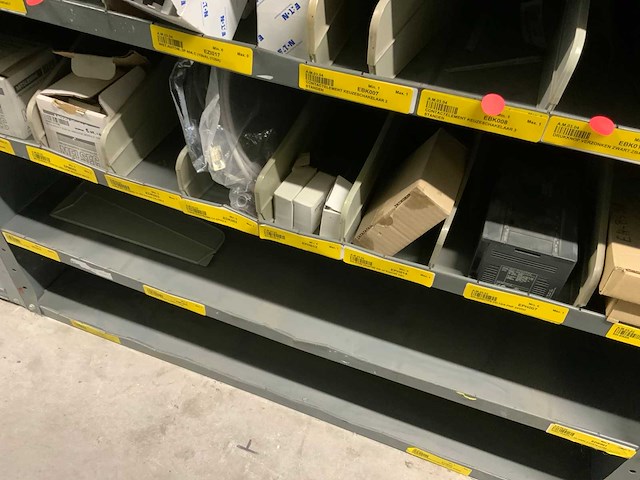 Divers installatiemateriaal in 5 vakkenkasten - afbeelding 9 van  22