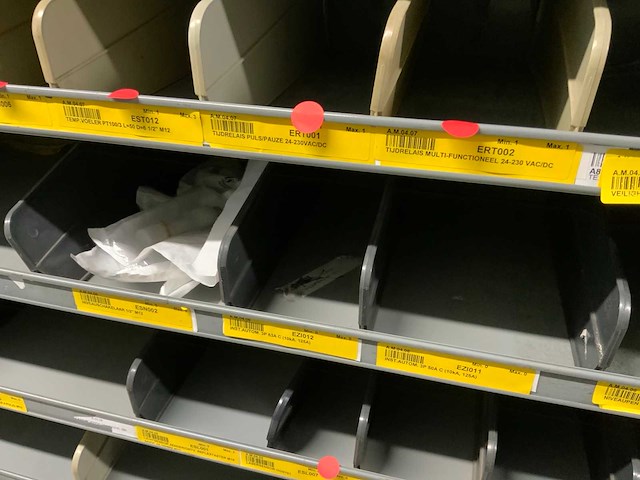 Divers installatiemateriaal in 5 vakkenkasten - afbeelding 10 van  22