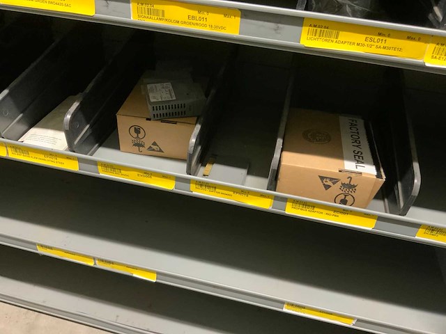 Divers installatiemateriaal in 5 vakkenkasten - afbeelding 22 van  22