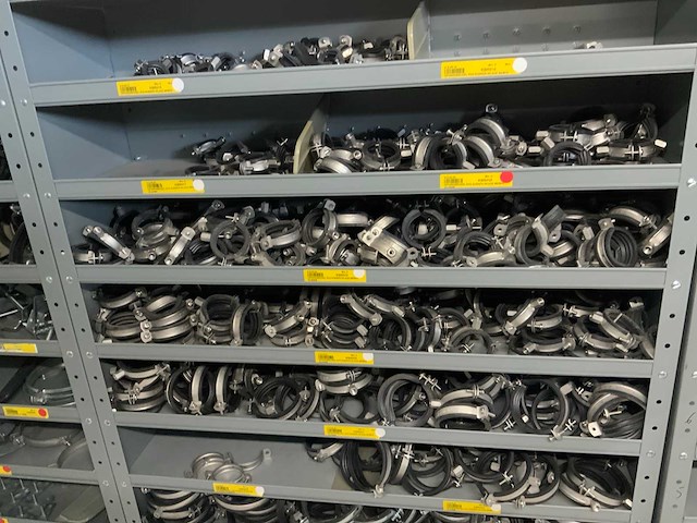 Divers installatiemateriaal in 6 vakkenkasten - afbeelding 2 van  3