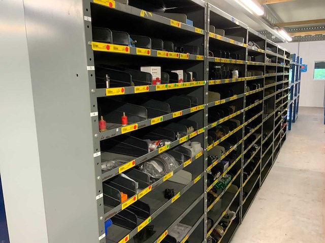 Divers installatiemateriaal in 6 vakkenkasten - afbeelding 1 van  8