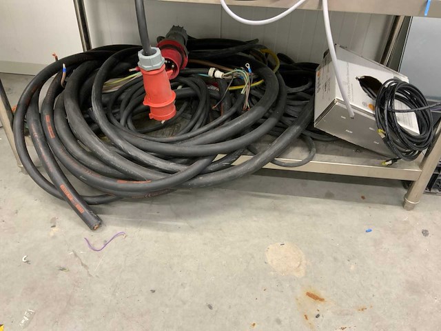 Divers installatiemateriaal in rvs stellingrek - afbeelding 2 van  6