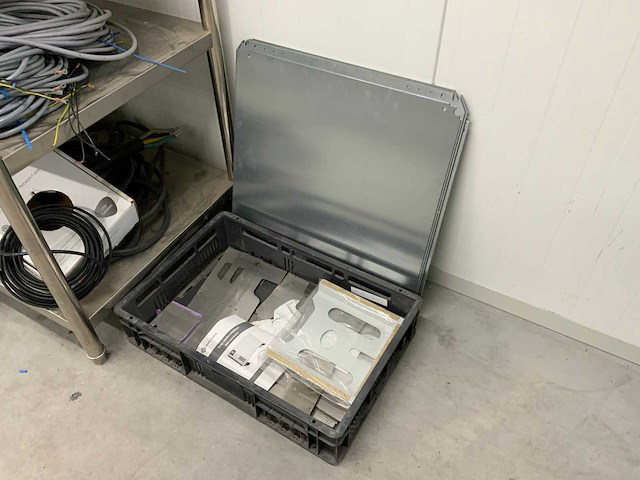 Divers installatiemateriaal in rvs stellingrek - afbeelding 4 van  6