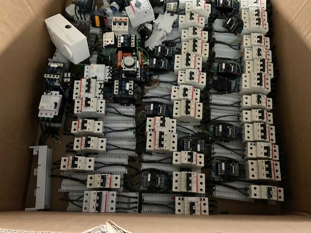 Divers installatiemateriaal - afbeelding 1 van  4