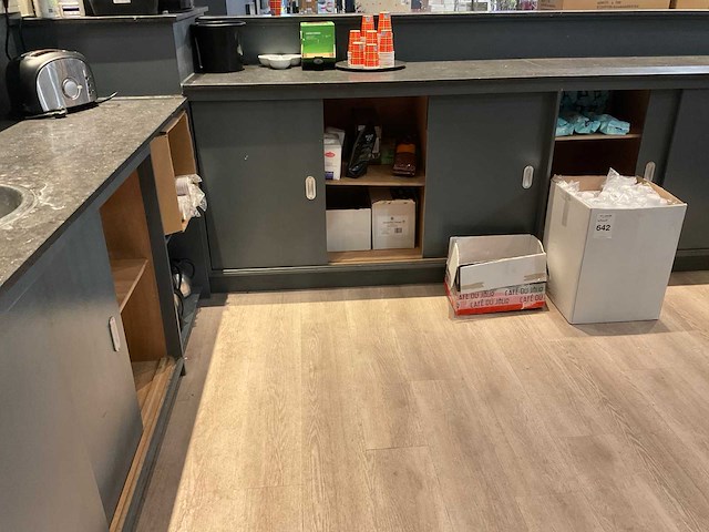 Divers kantinegerei - afbeelding 1 van  15